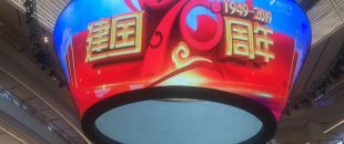 公司花20萬(wàn)裝修的會(huì)議室，竟被客戶吐槽‘像網(wǎng)吧’？高級(jí)感會(huì)議室的屏幕選擇秘訣”